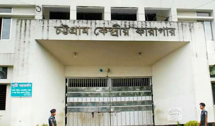 আওয়ামী লীগ নেতাকর্মীদের ‘দ্রুত জামিনের’ প্রতিবাদে চট্টগ্রাম কারাগারের সামনে স্বেচ্ছাসেবক দলের অবস্থান